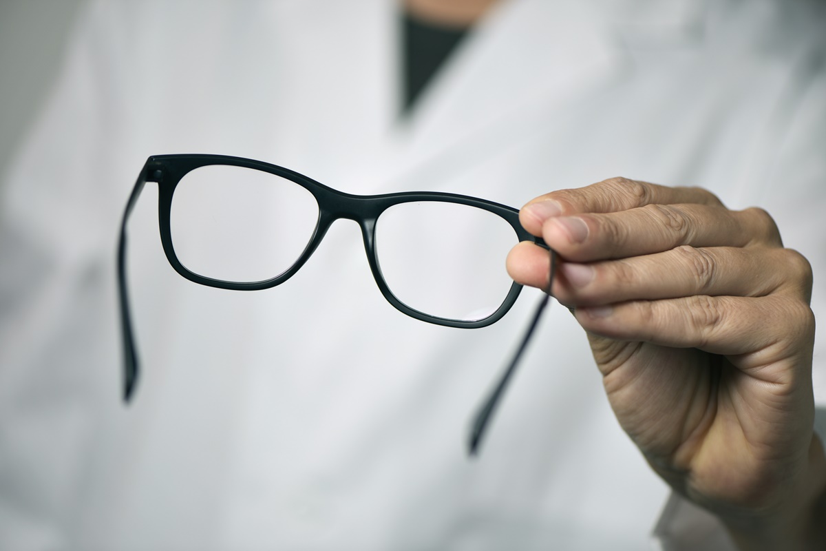 Vista cansada ou presbiopia: saiba como tratar