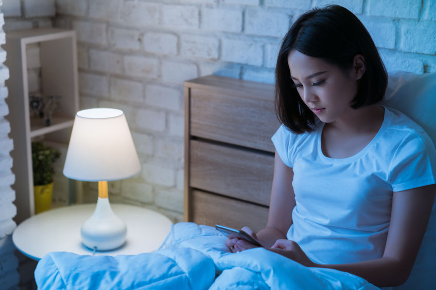 O modo noturno no meu telefone ou computador traz benefícios?