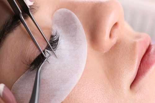 Alongamento de cílios: quais os riscos para a saúde dos olhos